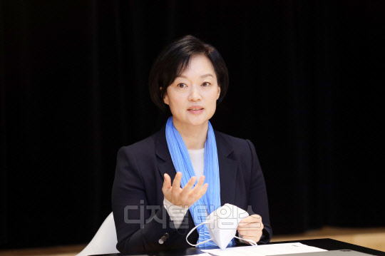 한성숙 네이버 대표가 2일 오전 온라인을 통해 열린 네이버 밋업 행사에서 중소사업자(SME) 지원책을 발표하고 있다. 네이버 제공